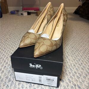 NWT Coach Wiley Women's Tan Pumps With Classic C Emblem and Print